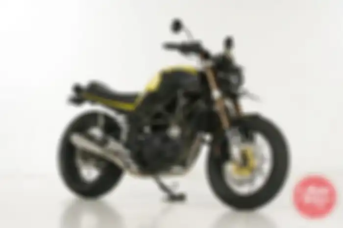 Ini adalah motor modif kolaborasi gaya scrambler-cafe racer dengan basis Minerva Megelli 250RV.