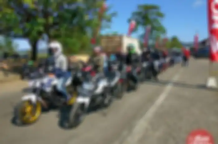Sebanyak 75 bikers pengguna Honda CB150R Streetfire menempuh perjalanan menuju ke Pantai Teluk Penyu di Cilacap.