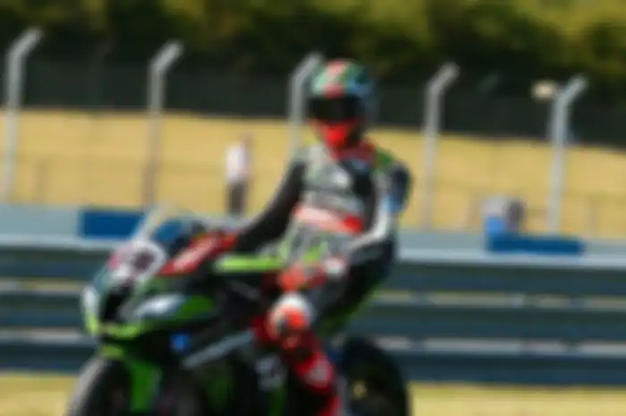 Untuk pertama kalinya musim ini rider tim Kawasaki, Jonathan Rea gagal menyelesaikan balapan di Race 1 WSBK Inggris. Sabtu (27/7). 