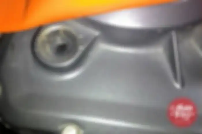 Bagi menunggang motor sport, tentu di bagian mesin sisi kanan tepatnya di sekitaran cover plat kopling terdapat sebuah kaca intip.
 Melainkan untuk mengintip takaran oli mesin kita.
