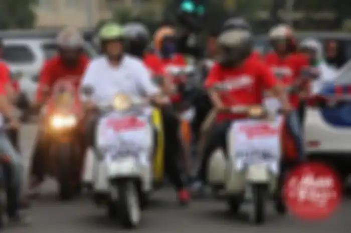 "Jika dibutuhkan di beberapa jalan bisa saja dibuat jalur khusus motor. Walau ke depan tetap akan membuat transportasi masal lebih aman, nyaman dan ekonomis,” jelas Sandiaga.