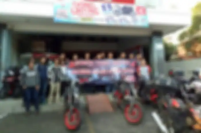 Bertempat di diler Honda Surya Tama Gubeng, anggota Komunitas CB150R Surabaya mengadkan rolling thunder. Acara berlangsung sekitar pukul 16.30 pada 28 Mei 2017.