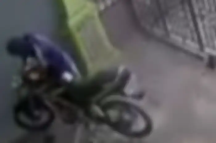 Video yang berdurasi lebih dari 11 menit memperlihatkan bagaimana aksi pencurian motor dilakukan di lokasi yang berbeda