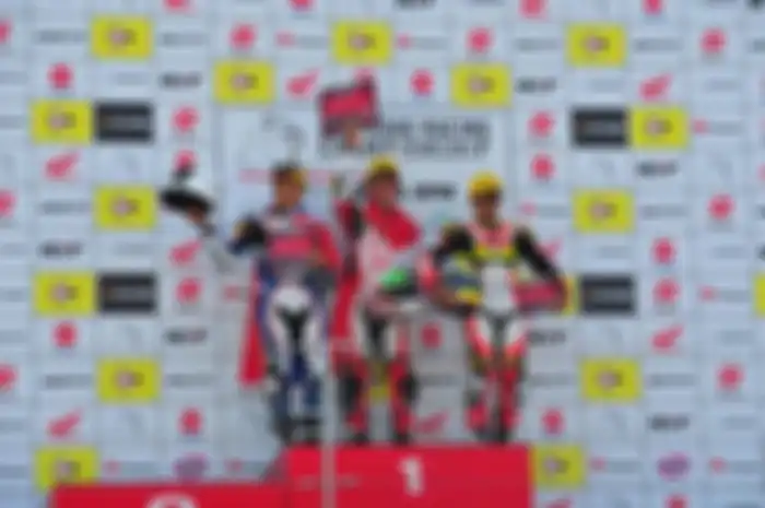 "Memang Koyama masuk lebih dulu, tetapi terlalu cepat sehingga sedikit melebar ketika keluar tikungan. Ini membuat saya bisa mengambil kembali racing line," ungkap Bonex, panggilan Gerry.