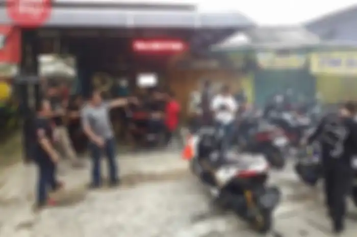 Nobar MotoGP dan buka bersama ala Sarked Family ini, digelar di bengkel JDM Project milik Joddy Ario salah satu pentolan Sarked Family di bilangan Jatiwaringin, Jakarta Timur.