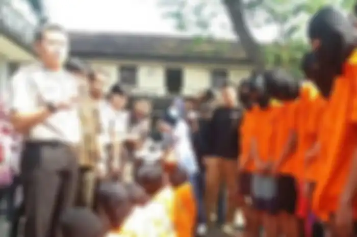 "Saya sudah bertemu dengan ketua dari gangster Tambun 45, saya tegaskan kalian harus bertanggung jawab penuh atas tindakan dan prilaku terhadap masyarakat" tegas Asep.