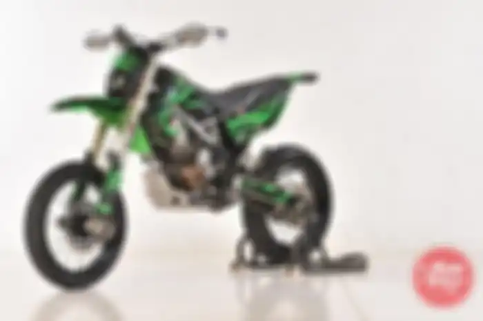 Motor dual purpose keluaran Kawasaki yang dimodif bergaya sumo alias supermoto, rasanya hambar kalau gak jamah sektor kaki-kaki.