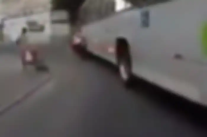 Video ini jelas banget dan menegangkan memperlihatkan bagaimana pemotor ditabrak dan dilindas bis