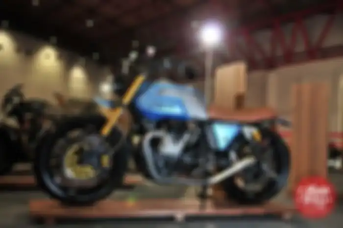 Tampang standar Moto Guzzi V7 II Stone, bagi Donny Ariyanto, owner Studio Motor (SM), kurang bikin greget. Makanya, ia coba meracik ulang tampilan motor Italiano itu, agar terlihat lebih keren.