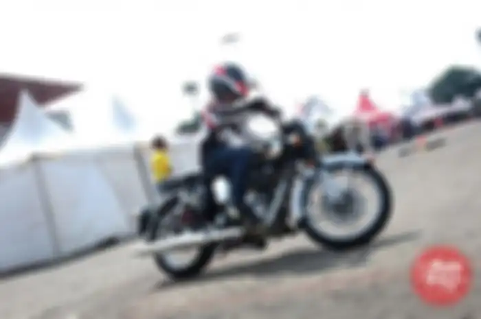 Ketika duduk, badan dengan tinggi 169 cm bisa menopang sempurna motor berbobot 187 kg ini