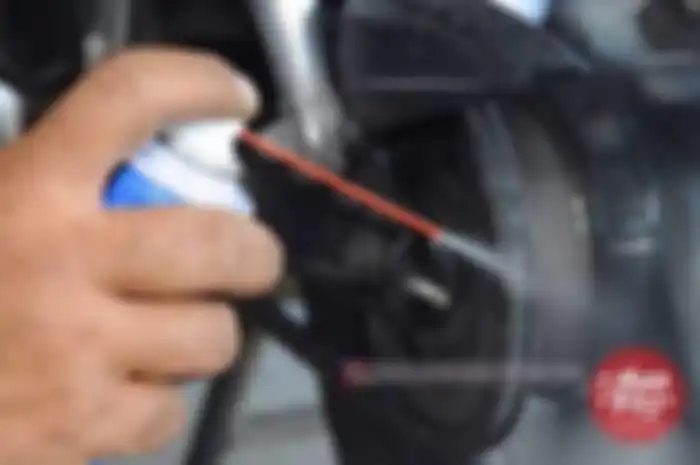 Penyemprotan rantai jangan terlalu sering dan jangan terlalu lama juga. Ada perhatian khusus untuk jadwal penyemprotan rantai motor.