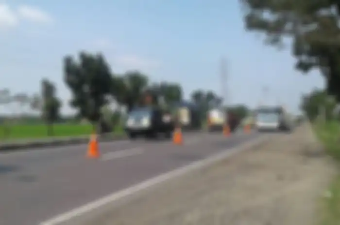 Guna mempersiapkan jalur yang akan dilalui oleh para pemudik nanti, beberapa titik ruas jalan di kawasan Pantai Utara (Pantura) Cirebon terus dikebut perbaikannya.