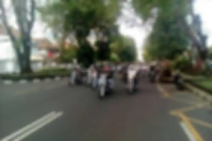 Luar biasa...... Itu yang bakal terucap saat melihat antusias bikers yang hadir diacara bertajuk Buko Cakil yang digelar oleh beberapa komunitas motor kustom dan skuter di Jogja.

Terhitung lebih dari 450 motor