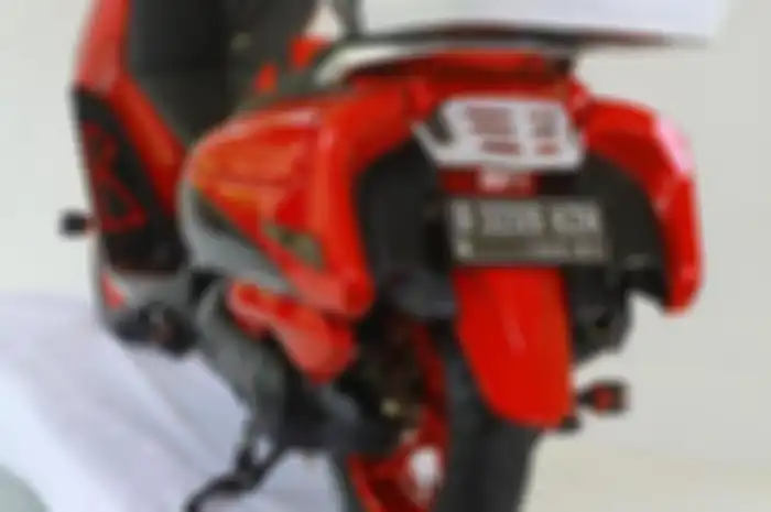 Selain itu, penempatan yang tidak benar, dapat menggangu pengendalian motor dan bisa membahayakan pengendara lain