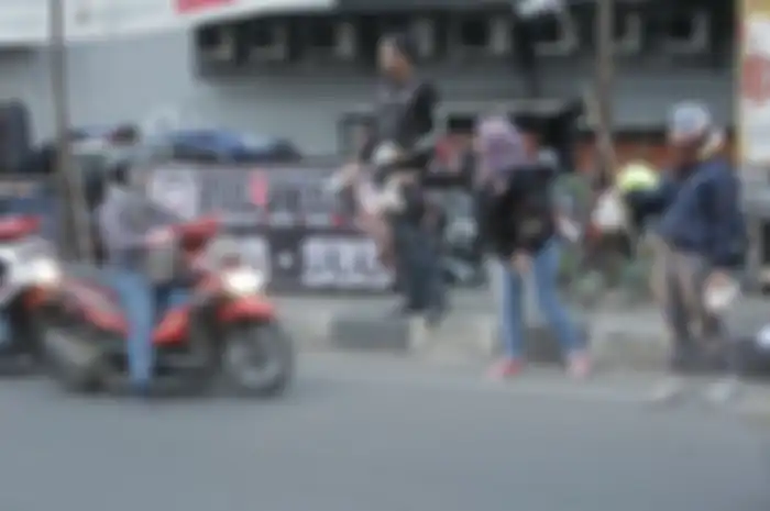 Komunitas penunggang Kawasaki Bajaj Pulsar 200NS, Naked Wolves Indonesia (NW-ID) Chapter Tangerang Selatan Melakukan kegiatan sosial berbagi takjil.

