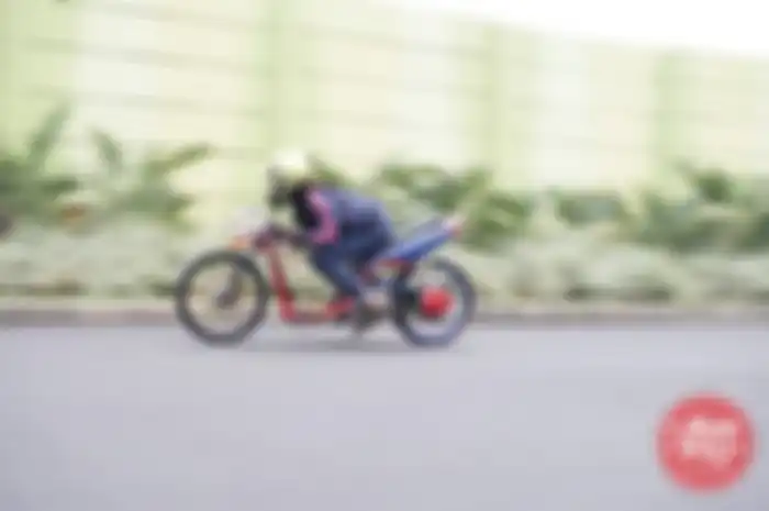 Aslamafsal Sabila, gadis 17 tahun yang doyan banget geber motor balap. Tapi, bukan sembarang motor loh, melainkan untuk balap lurus 500 meteran. Tak jarang Sabila ngegas sendiri Yamaha Mio 2012 miliknya, yang dinamai Sindoro ini.