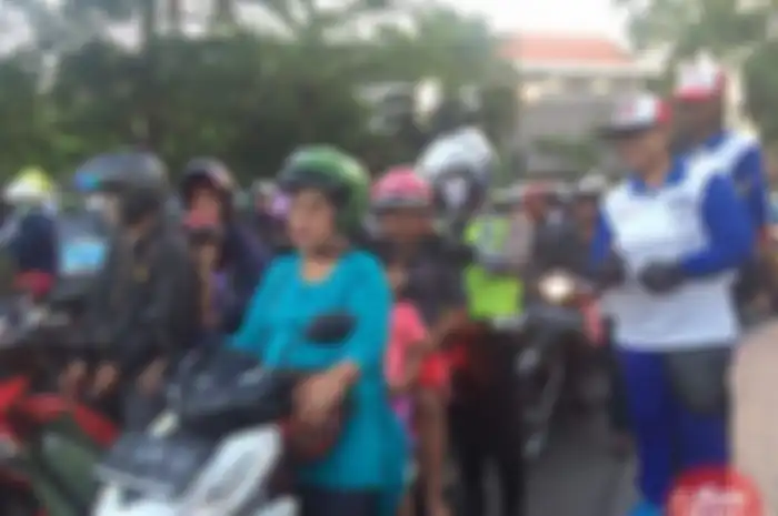 MPM Ajak Komunitas Berbagi Takjil Dan Helm
