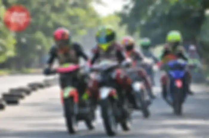 “Kami maunya sih tiap dua minggu sekali, hanya saja takut peminatnya makin menurun. Makanya kami masih dalam tahap merangkul hobby cornering dan pembalap supaya bisa melakukan latber rutin,” buka Koko salah satu penggagas latber.