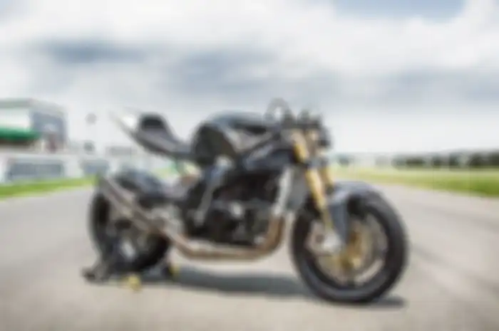 Ada-ada saja ide builder asal Afrika Selatan Gareth Evans karena doi pecinta motor dua tak maka ia lahirkan sebuah motor keren yang digabung dari dua pabrikan besar.