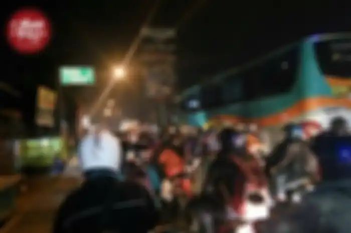 Sampai malam H-3 di wilayah Polres Metro Bekasi Kota, tepatnya di persimpangan Kalimalang Jalan Mayor Hasibuan, Bekasi, pemudik mulai memenuhi jalan penghubung 