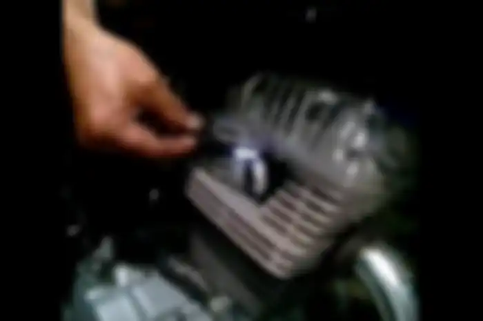 Video yang berdurasi 14 detik memperlihatkan api busi besar saat motor dinyalakan