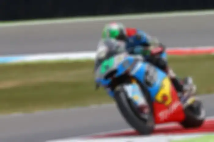 Bukan cuma sikut, tubuh Morbidelli juga sempat dicium ban depan motor Miguel Oliveira saat race.