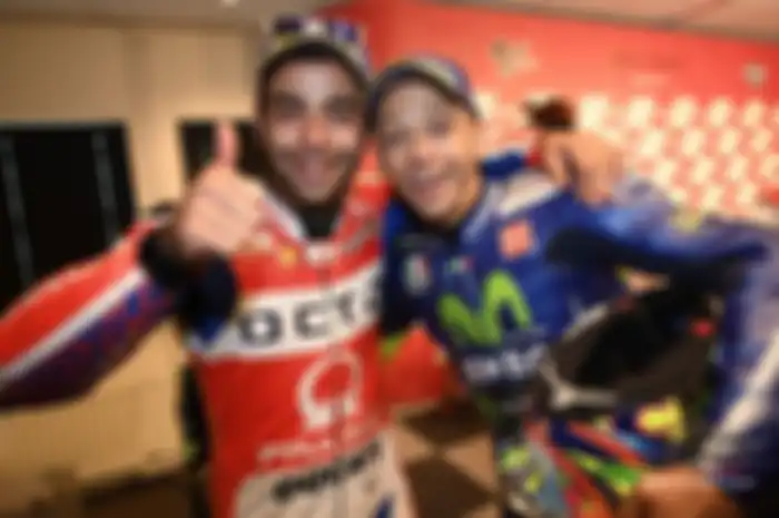 Alex Rins, pembalap Ecstar Suzuki, yang mau dioverlap Petrux, panggilan akrab Danilo Petrucci, malah menghalangi