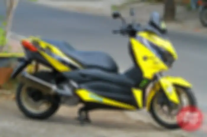Fresh from the oven, Yamaha XMAX 250 ini baru dikirim dari dealer, langsung ditelanjangin sang empunya. Itu karena doi kurang sreg dengan warna standar XMAX 250. XMAX kuning polos ini, lantas dipercantik Santoso lewat sentuhan livery 60th Anniversary