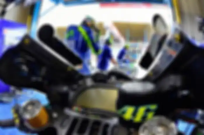 Pernah lihat papan pit yang di keluarkan oleh crew saat pembalap melewati garis grid start setip lapnya?