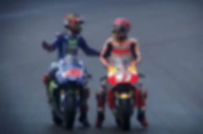 Terlihat Marquez dan Vinales terlibat insiden dengan senggolan yang membuat mereka berdua hampir terjatuh.