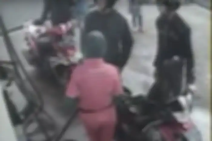 Video yang berdurasi 2 menitan ini memperlihatkan si anak di lindas mobil di salah satu SPBU Ciracas, Jakarta Timur