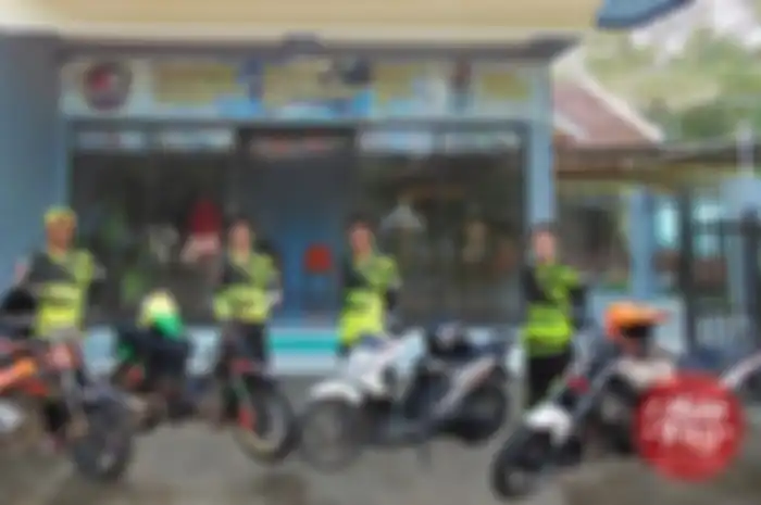 Di samping mengelola workshop, Cross Rock juga aktif ikut event-event freestyle, malah sering dijadikan bintang tamu di berbagai acara otomotif.