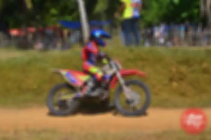 Rezza Pebriani, memang tracker cantik yang mampu menjinakkan performa Kawasaki KLX150 andalan tim Yan’s Padud Jaya asal Banjar, Jawa Barat ini. 