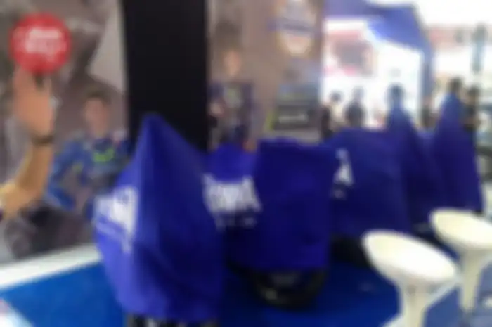Nampaknya, livery kedua pembalap ini akan dibikin motif MotoGP Special edition di kelima motor yang masih ditutup kain ini.