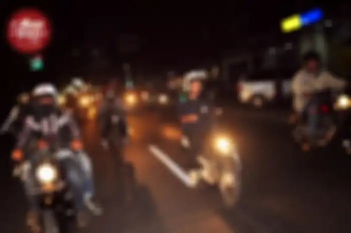 Dengan berbagai model kustom dan type motor, mereka berbaur dan rolling city keliling jalan protocol kota Bandung. 