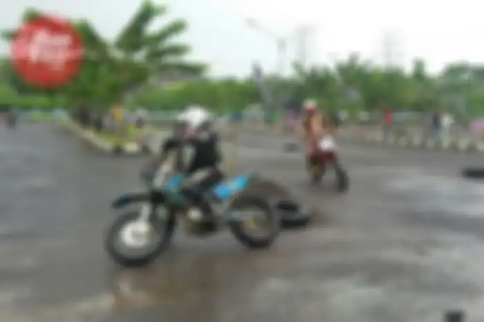 "Butuh skill khusus untuk mengendalikan supermoto ini," jelas pembalap yang dikontrak tim dari Irian Jaya ini.