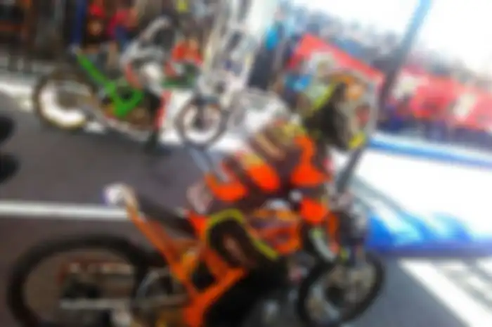 Pembalap pemula Dimas Bangkit yang menjadi andalan dari tim Abakura Ditra Jaya Manahadap menguasai babak penyisihan di kelas bebek 4 tak tune up 200 cc. 
