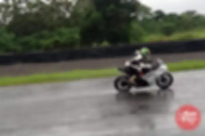  Kawasaki New Ninja 250 FI garapan Duta Motor Sport (DMS) punya tenaga yang cukup lumayan. Saat diukur di atas mesin Dynojet 250i, tenaganya tembus 33,9 hp/12.700 rpm dan torsinya berada di 20,91 Nm/11.000 rpm.