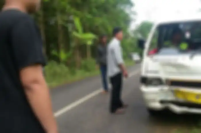 Tidak Memperhatikan Marka Pemotor Adu Domba Dengan Angkot
