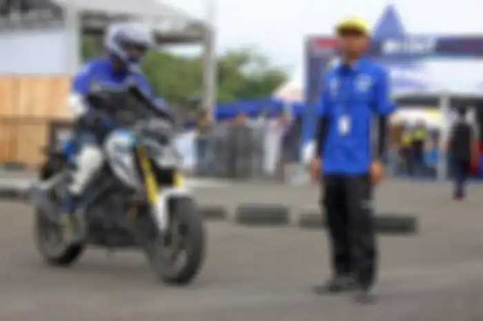 Mereka yang mengikuti seleksi antara lain konsumen inden online All New R15, komunitas motor Yamaha dan yang unik seleksi kali ini juga diikuti Fan Club Valentino Rossi Indonesia (FCVRI)