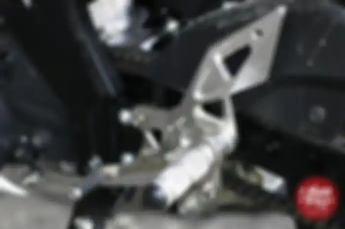 Belum banyak produsen part aftermarket yang menciptakan footstep khusus untuk Suzuki GSX-R150. Tapi tenang, masih bisa comot ‘rumput tetangga’ alias substitusi. Seperti footstep aftermarket RSV Racing, kepunyaan Kawasaki New Ninja 250.