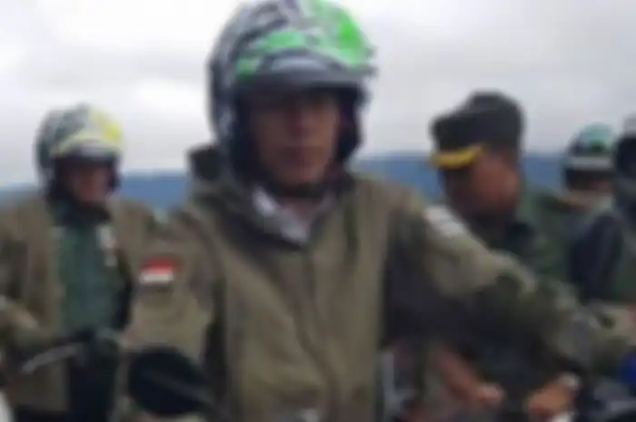 Presiden Jokowi bersama pejabat yang lain menggunakan helm NHK dan Kawasaki KLX 150BF dengan jalur berat Wamena-Habema, Kabupaten Jaya Wijaya