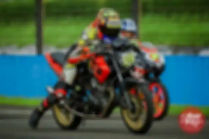 Badarudin Yusuf yang membela tim ShutterSpeed Vrooam Rere Modified VT WRX Racing Team, ikut ambil bagian di ajang Universal Fun Race pada bulan Ramadhan lalu di Sentul International Circuit, Bogor, Jawa Barat (11/06). 