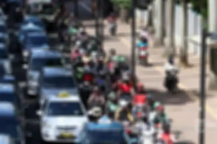 Selain itu, polisi juga akan memberikan tindakan tegas berupa sanksi tilang kepada para pengendara yang masih nekat melintasi trotoar