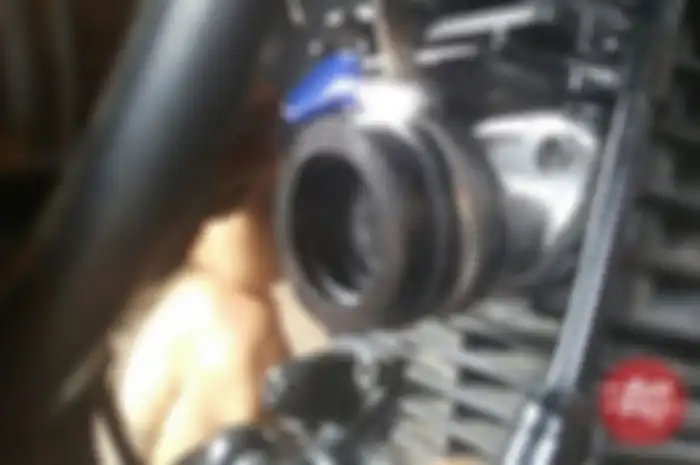 Pemilik Yamaha Byson yang ingin upgrade tunggangannya dengan mengubah karburator asli dengan mengganti dengan karburator Keihin PE 28 bisa comot intake Kawasaki KLX 150.


