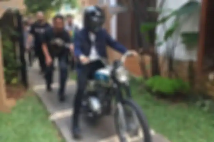 Pas lagi reading gue bawa motornya. Terus gue ada adegan pas geber motornya. Berisik dong, pas lagi bulan puasa