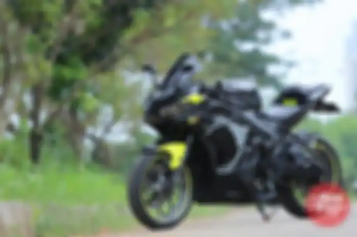 Kristian Iskandar, enggak mau Yamaha YZF-R25 miliknya ini tampil standar begitu saja! Walaupun hanya jadi tunggangan harian mondar mandir ke kantor, R25 ini pun lantas dimodifikasi untuk mendapatkan tampilan segar dan extraordinary.