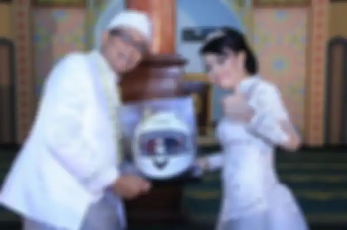 Budi Hartanto memberikan ‘mahar’ berupa helm atau pelindung kepala ketika naik motor.