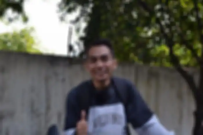 Ketika berhenti sesaat di Madakaripura untuk menikmati pemandangan, tiba-tiba mesin GSX-R150 tahun 2017 warna biru besutannya mati.

