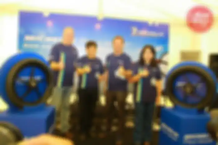 Ban ini juga dilengkapi Michelin Overlap Technology (MOT), jadi satu ban disusun tiga lapisan untuk melindungi ban dari tusukan seperti paku dan benda lain, serta memberikan stabilitas yang maksimal saat melahap jalan keriting.